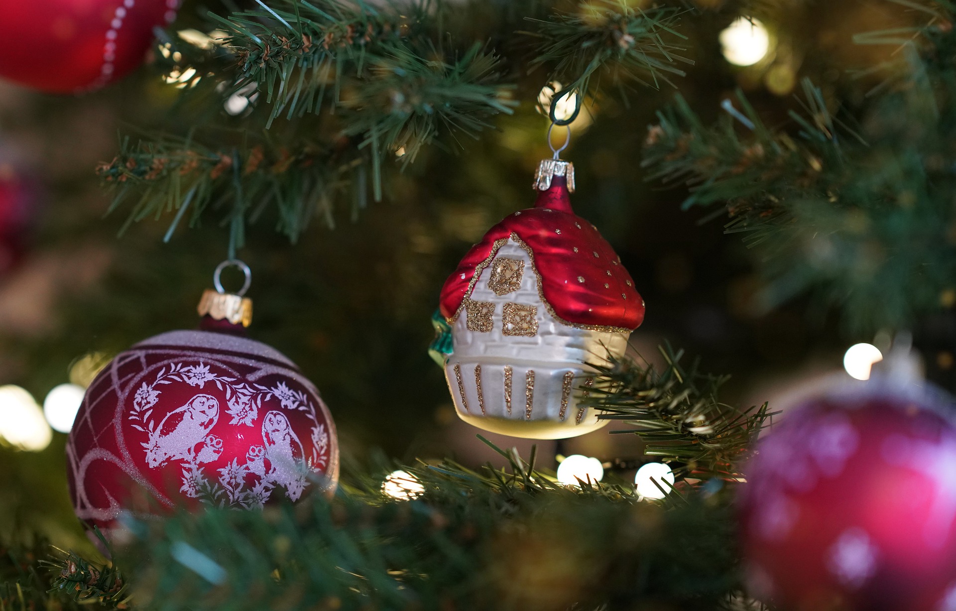 christmas ball 6882072 1920